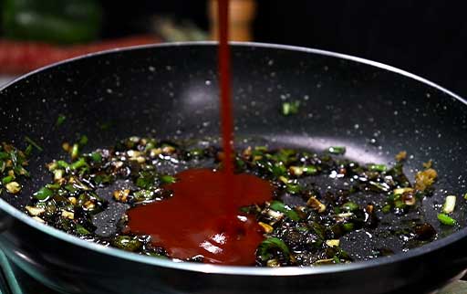 pour-red-chili-sauce