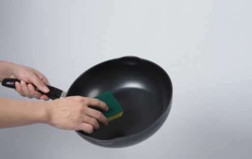 clean non stick cookware